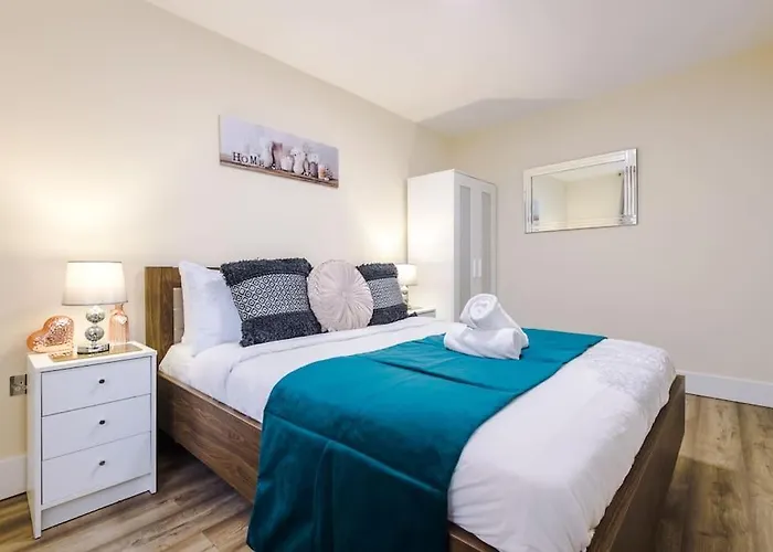 Spacious 4 Bedroom Modern House Near Centre Sleeps 12 Manchester