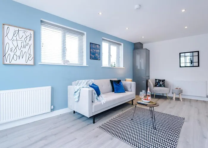 The Ecclesian - Upscale Near Trafford Centre & Eccles Train Station *