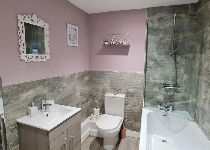 The Ecclesian - Upscale Near Trafford Centre & Eccles Train Station *