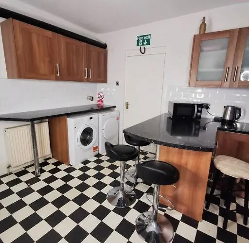 Old Trafford Centre Events 4 Bedrooms 6 Sleeps 3 - 8 Manchester