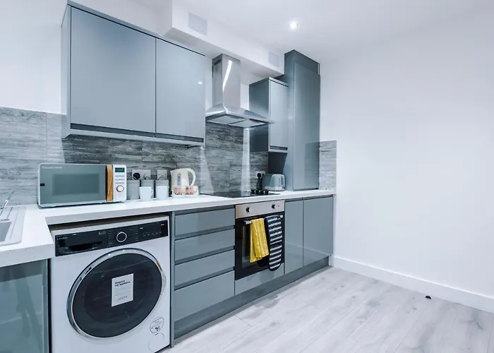 The Ecclesian - Upscale Near Trafford Centre & Eccles Train Station