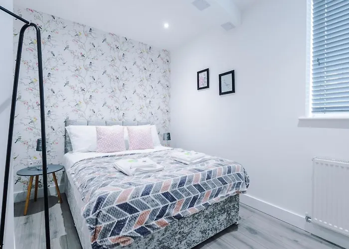 The Ecclesian - Upscale Near Trafford Centre & Eccles Train Station Apartment