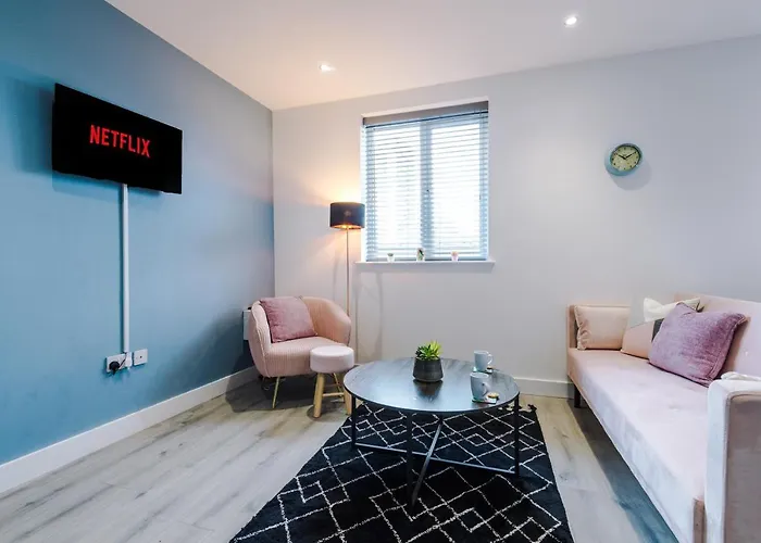 Apartment The Ecclesian - Upscale Near Trafford Centre & Eccles Train Station *