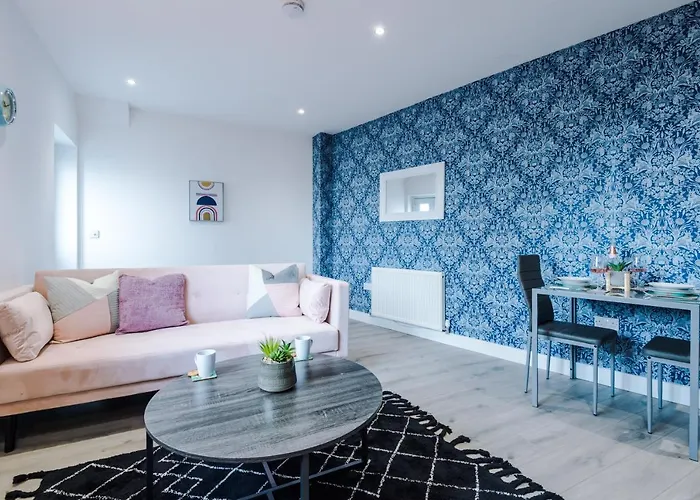 The Ecclesian - Upscale Near Trafford Centre & Eccles Train Station Manchester