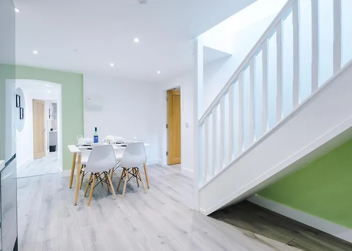 Apartment The Ecclesian - Upscale Near Trafford Centre & Eccles Train Station *