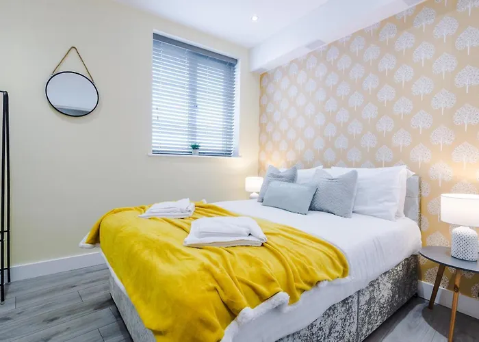 The Ecclesian - Upscale Near Trafford Centre & Eccles Train Station