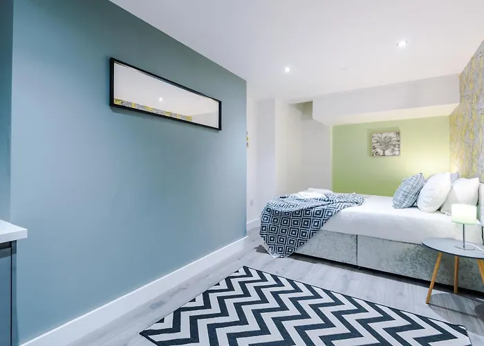 The Ecclesian - Upscale Near Trafford Centre & Eccles Train Station Apartment