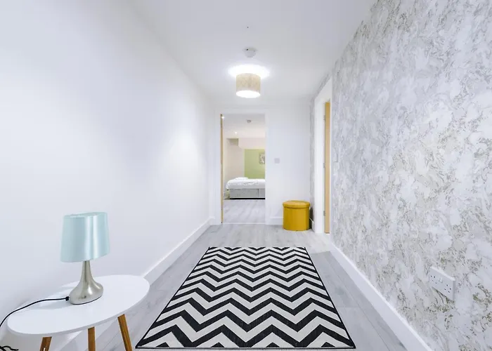 The Ecclesian - Upscale Near Trafford Centre & Eccles Train Station *