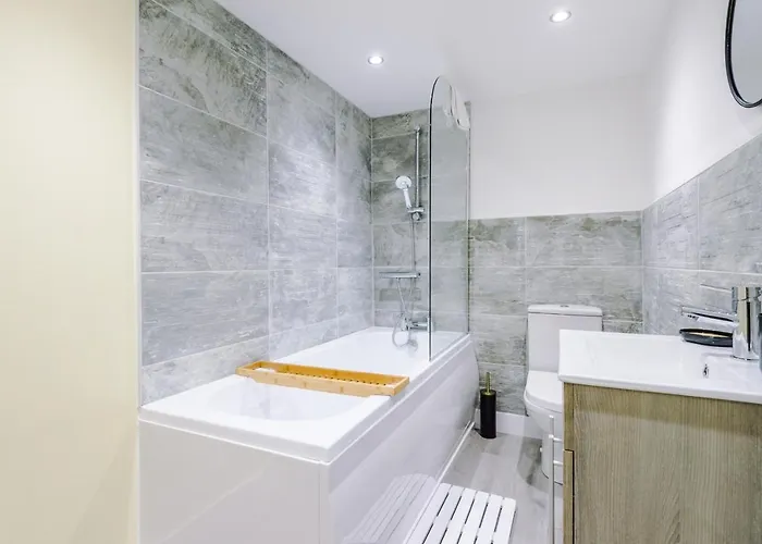 The Ecclesian - Upscale Near Trafford Centre & Eccles Train Station * Manchester