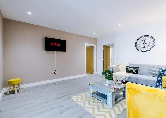 The Ecclesian - Upscale Near Trafford Centre & Eccles Train Station Apartment