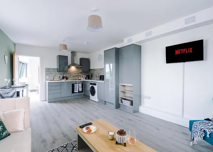 The Ecclesian - Upscale Near Trafford Centre & Eccles Train Station Apartment