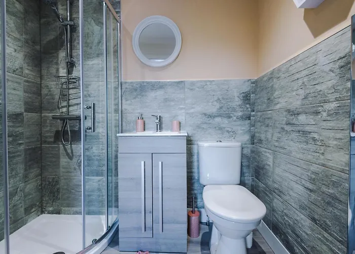 The Ecclesian - Upscale Near Trafford Centre & Eccles Train Station Apartment