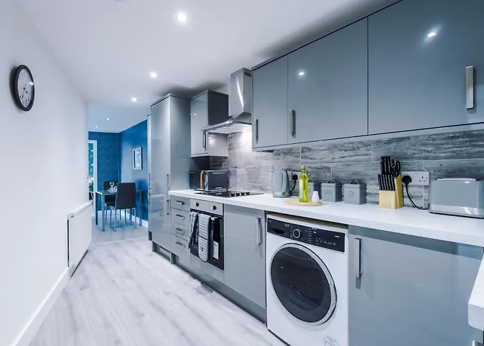 The Ecclesian - Upscale Near Trafford Centre & Eccles Train Station *