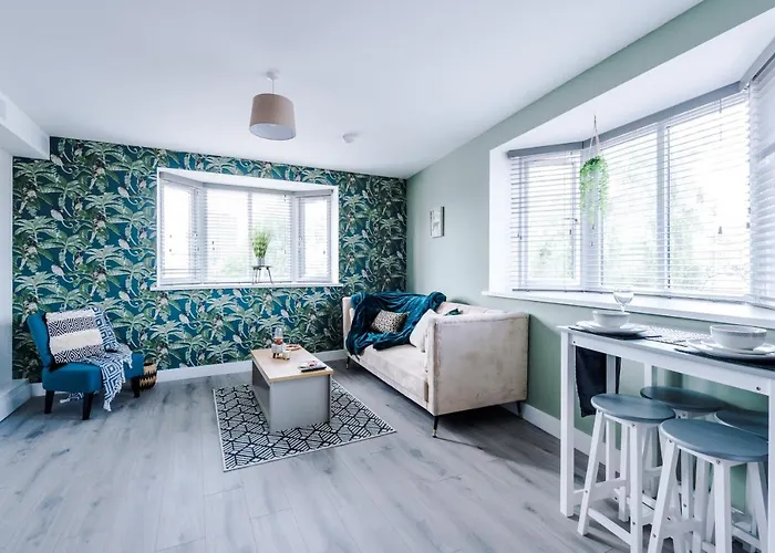 The Ecclesian - Upscale Near Trafford Centre & Eccles Train Station Apartment Manchester