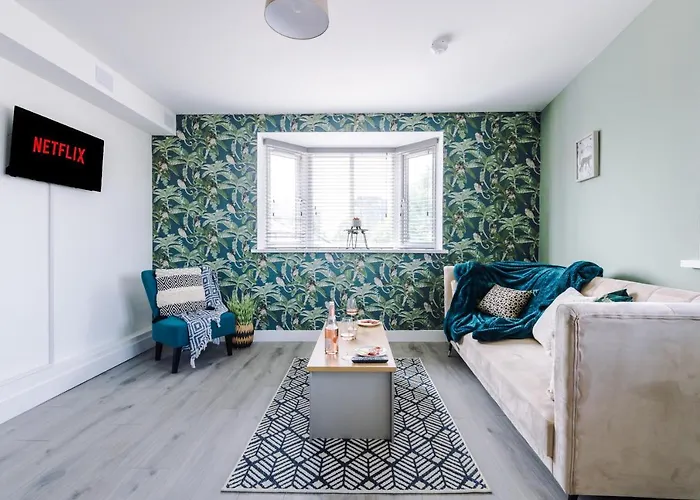 The Ecclesian - Upscale Near Trafford Centre & Eccles Train Station * Manchester