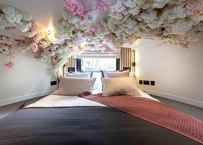 The Vaetten Hues Luxury Boat Hotel na wodzie