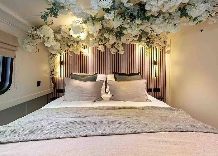 The Vaetten Hues Luxury Boat Hotel na wodzie