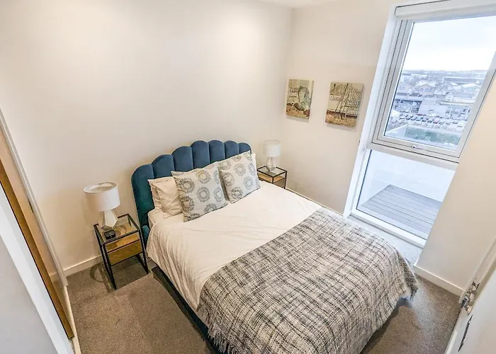Waterfront Retreat: Modern 2-bed * Manchester