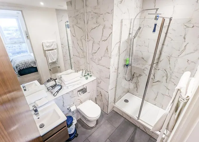 Waterfront Retreat: Modern 2-bed Manchester