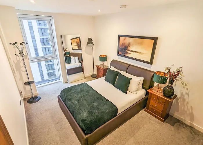 Daire Waterfront Retreat: Modern 2-bed Manchester