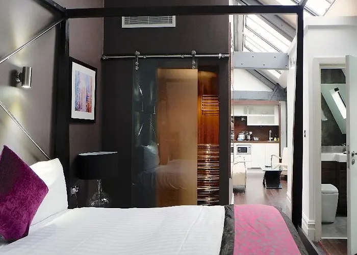 מלון דירות Roomzzz 4*