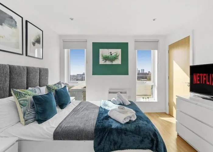 Stunning 3-bedroom Flat With Parking