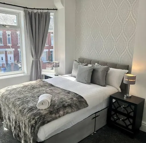 Large Five Bedroom With Parking, Sleeps 11! Manchester