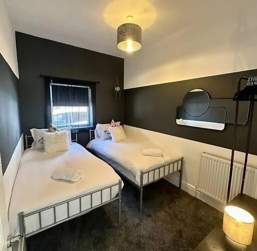 Large Five Bedroom With Parking, Sleeps 11! Manchester