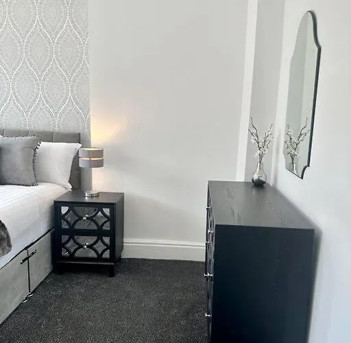 Large Five Bedroom With Parking, Sleeps 11! Casa vacanze *