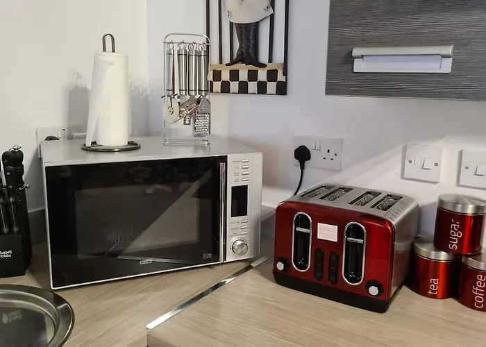 Lovely 2-bed Apt+wi-fi+parking. *