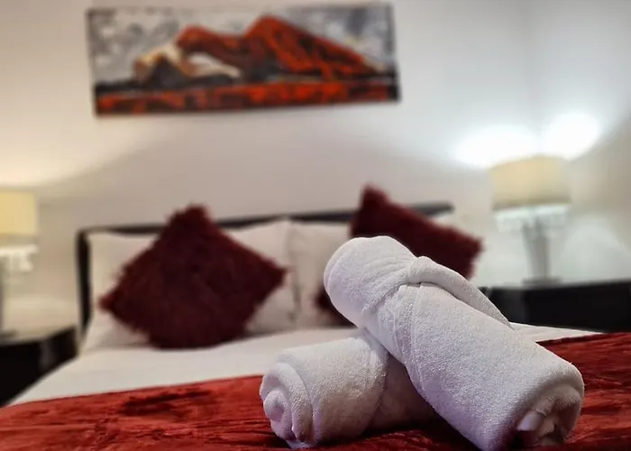 Apartament Lovely 2-bed Apt+wi-fi+parking.