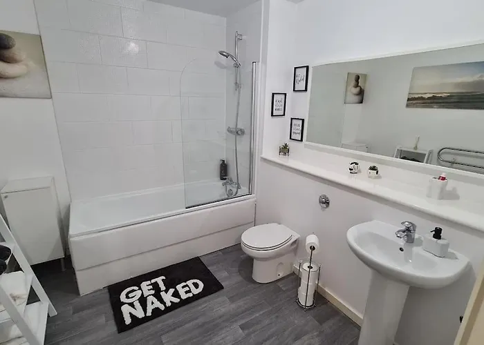 Lovely 2-bed Apt+wi-fi+parking. Apartament