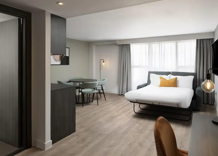 By Marriott Piccadilly ホテル マンチェスター