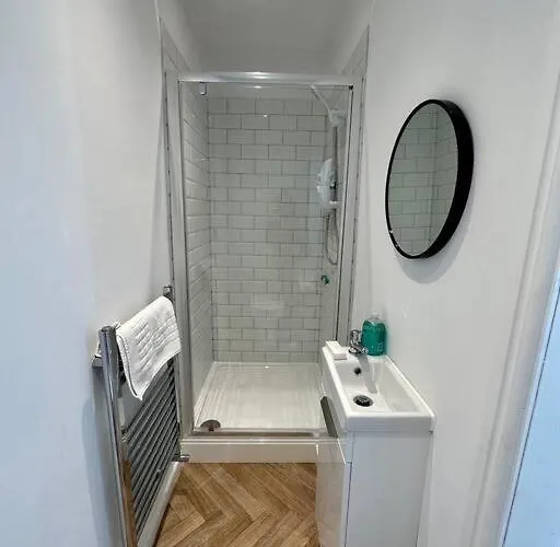 Large Five Bedroom With Parking, Sleeps 11! Manchester