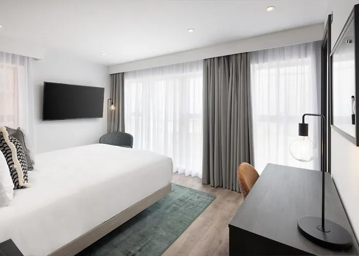 By Marriott Piccadilly ホテル 4*