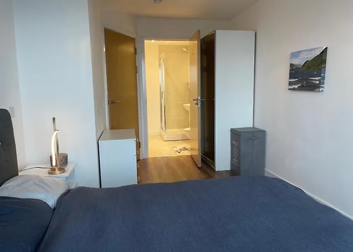 Apartment Luxury 2 Bedroom En-suite Balcony Views Manchester