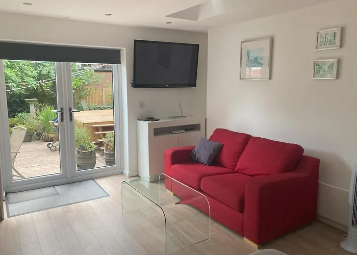 Beautiful Detached Private Annex In Great Location Apartment *