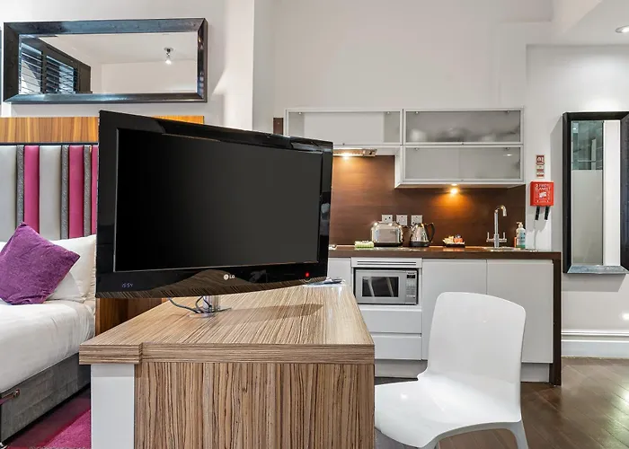 מלון דירות Roomzzz 4*