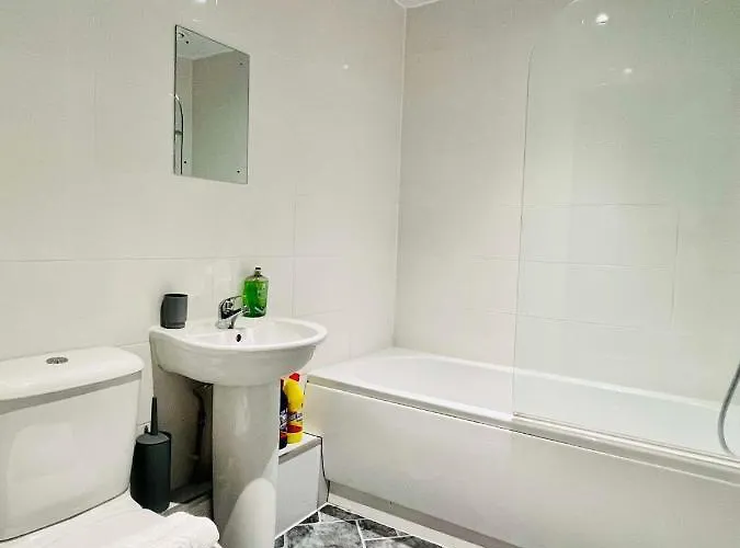 Bright And Spacious 2 Bed Apt - Sleeps Up To 6 *