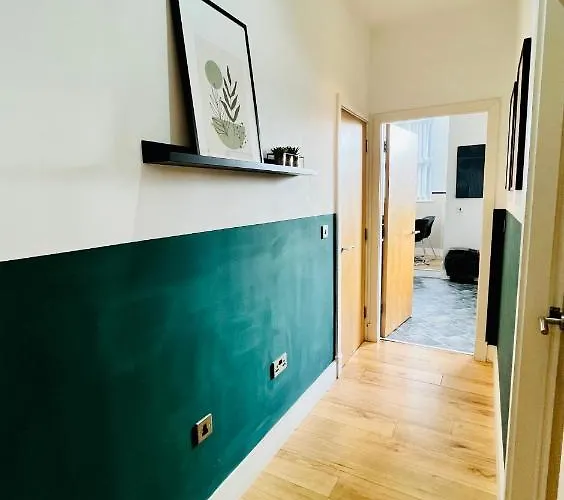 Bright And Spacious 2 Bed Apt - Sleeps Up To 6 *