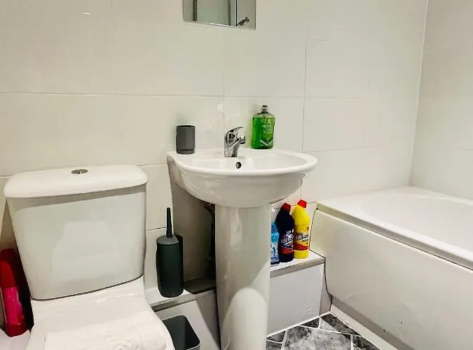 Bright And Spacious 2 Bed Apt - Sleeps Up To 6 * 맨체스터