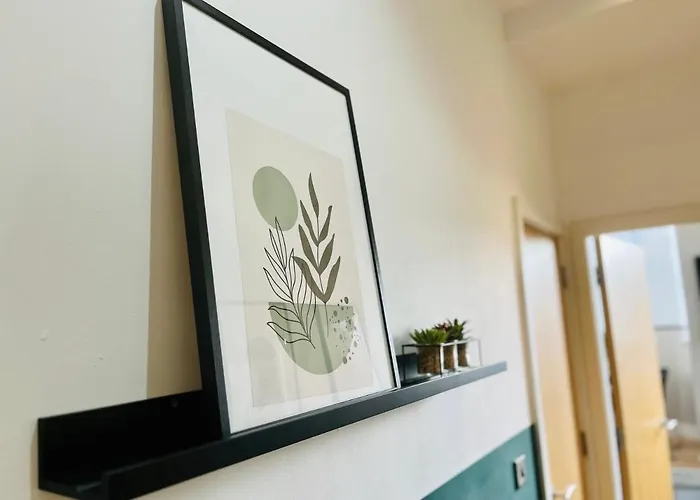 Bright And Spacious 2 Bed Apt - Sleeps Up To 6 *