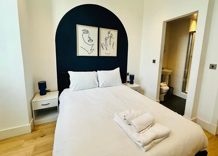 Bright And Spacious 2 Bed Apt - Sleeps Up To 6 * 맨체스터