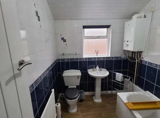 Business Friendly 2br House Sleeps 5, Wi-fi, Workspace & Free Parking Casa de Férias