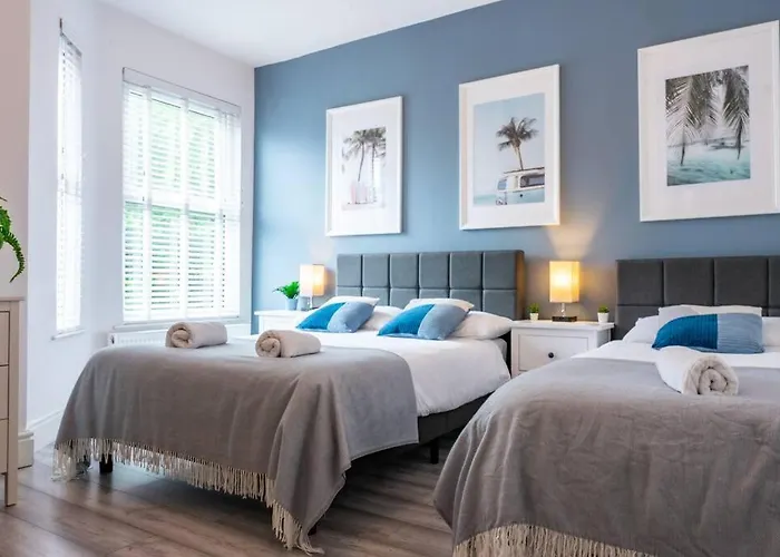 8 Bed, Comfortably Sleeps 10, 3 Bath House, 5 Mins Centre