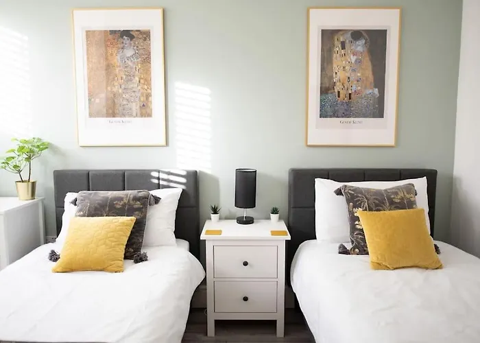 Dom wakacyjny 8 Bed, Comfortably Sleeps 10, 3 Bath House, 5 Mins Centre Manchester