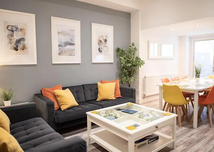 8 Bed, Comfortably Sleeps 10, 3 Bath House, 5 Mins Centre Dom wakacyjny *