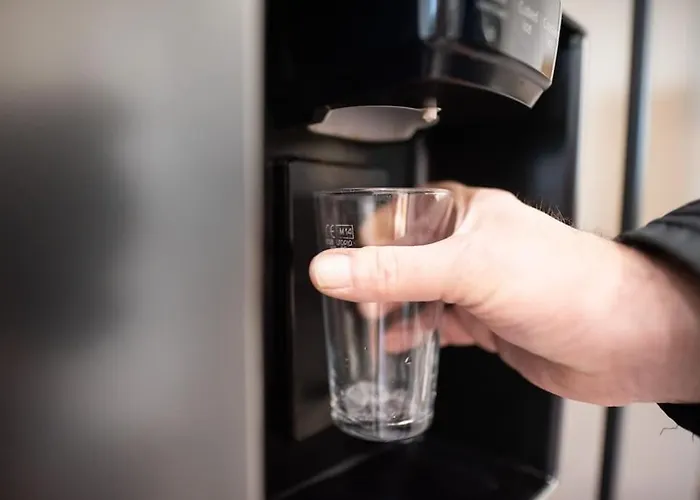 8 Bed, Comfortably Sleeps 10, 3 Bath House, 5 Mins Centre *