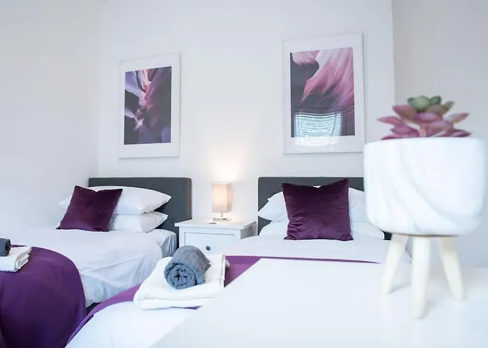 8 Bed, Comfortably Sleeps 10, 3 Bath House, 5 Mins Centre * Manchester