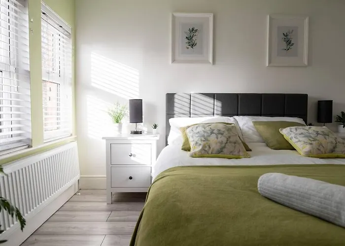 Dom wakacyjny 8 Bed, Comfortably Sleeps 10, 3 Bath House, 5 Mins Centre